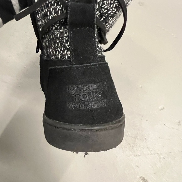 Toms Youth Size 5 Black Winter boots - Picture 8 of 8